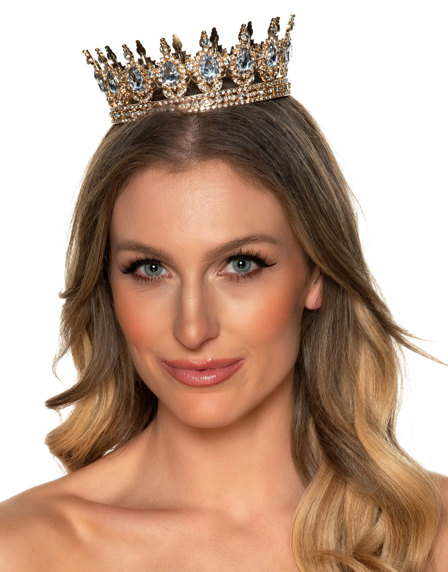 Couronne de reine dorée avec pierres argentées
