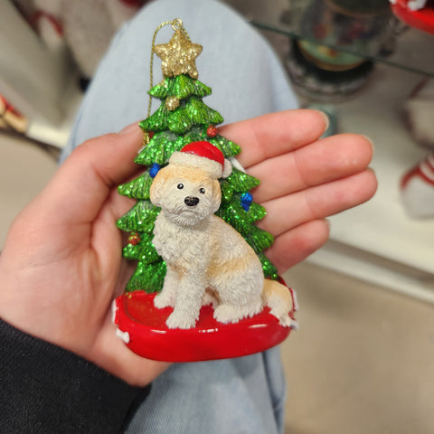 Ornement Chien Résine avec Arbre de Noël Assortiment 4.25"