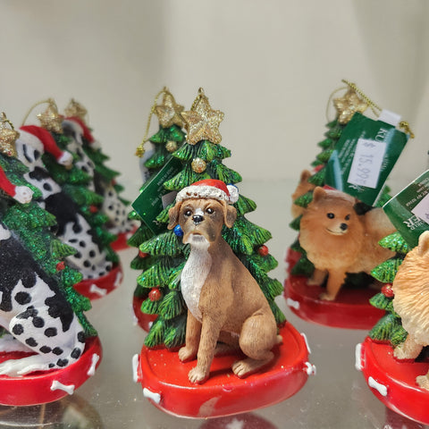 Ornement Chien Résine avec Arbre de Noël Assortiment 4.25"