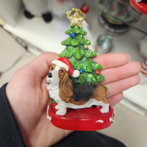 Ornement Chien Résine avec Arbre de Noël Assortiment 4.25"