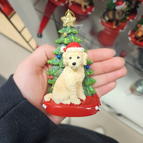 Ornement Chien Résine avec Arbre de Noël Assortiment 4.25"