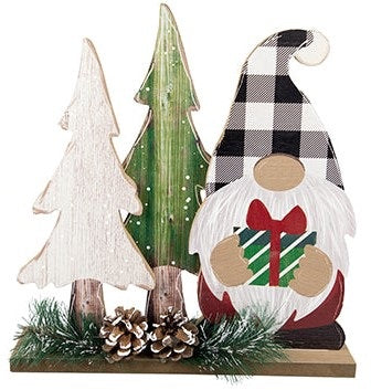 Gnome en bois avec arbres et pommes de pin